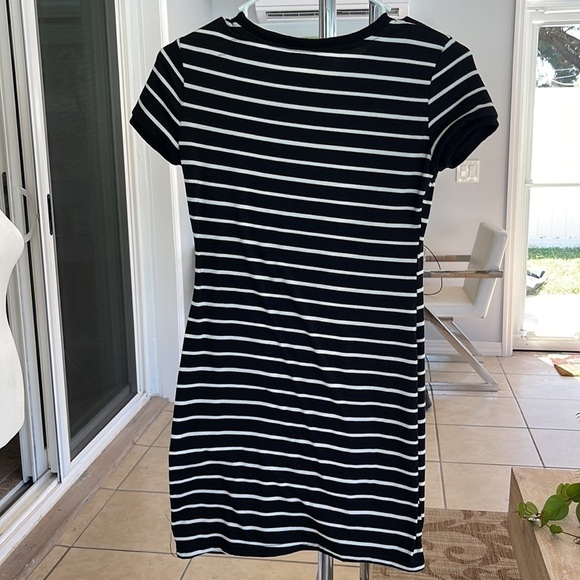 𝅺WOMAN’S Small T Shirt Dress - Picture 2 of 2